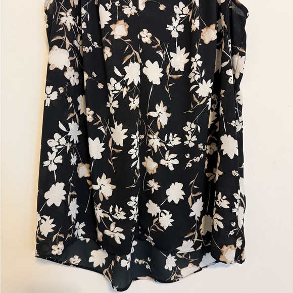 2/$30 Simply Vera Vera Wang - Black and Cream Floral Sleeveless Blouse - Picture 4 of 7